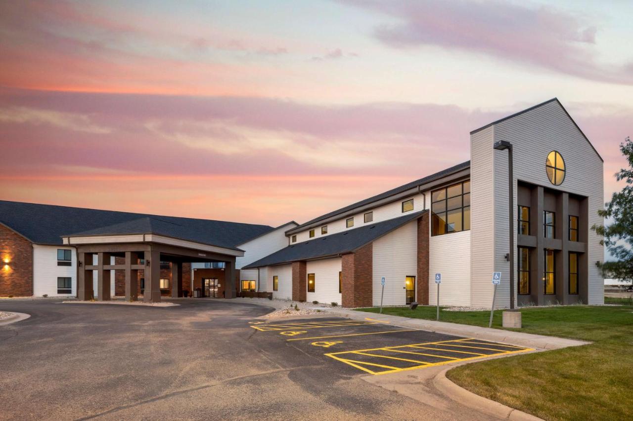Best Western Watertown Inn & Suites Buitenkant foto