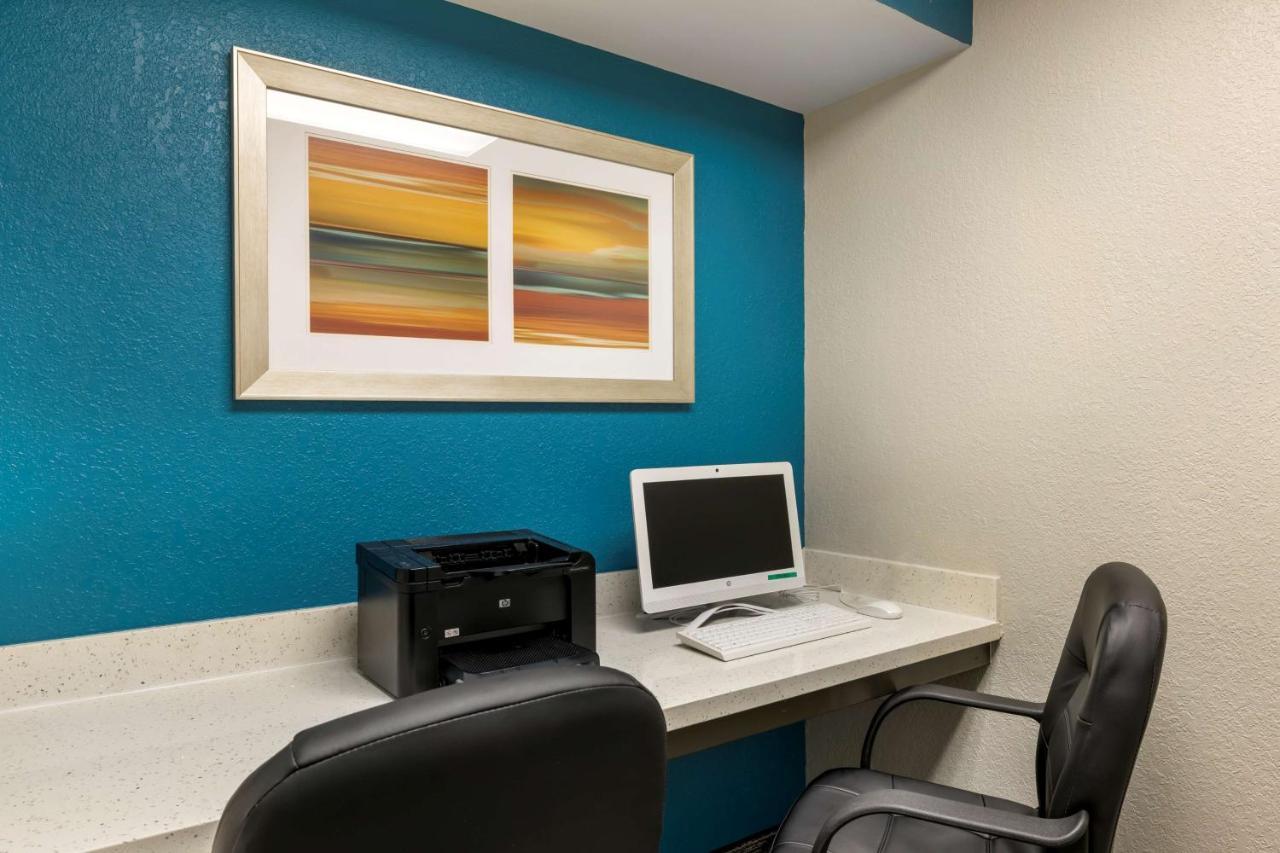 Best Western Watertown Inn & Suites Buitenkant foto