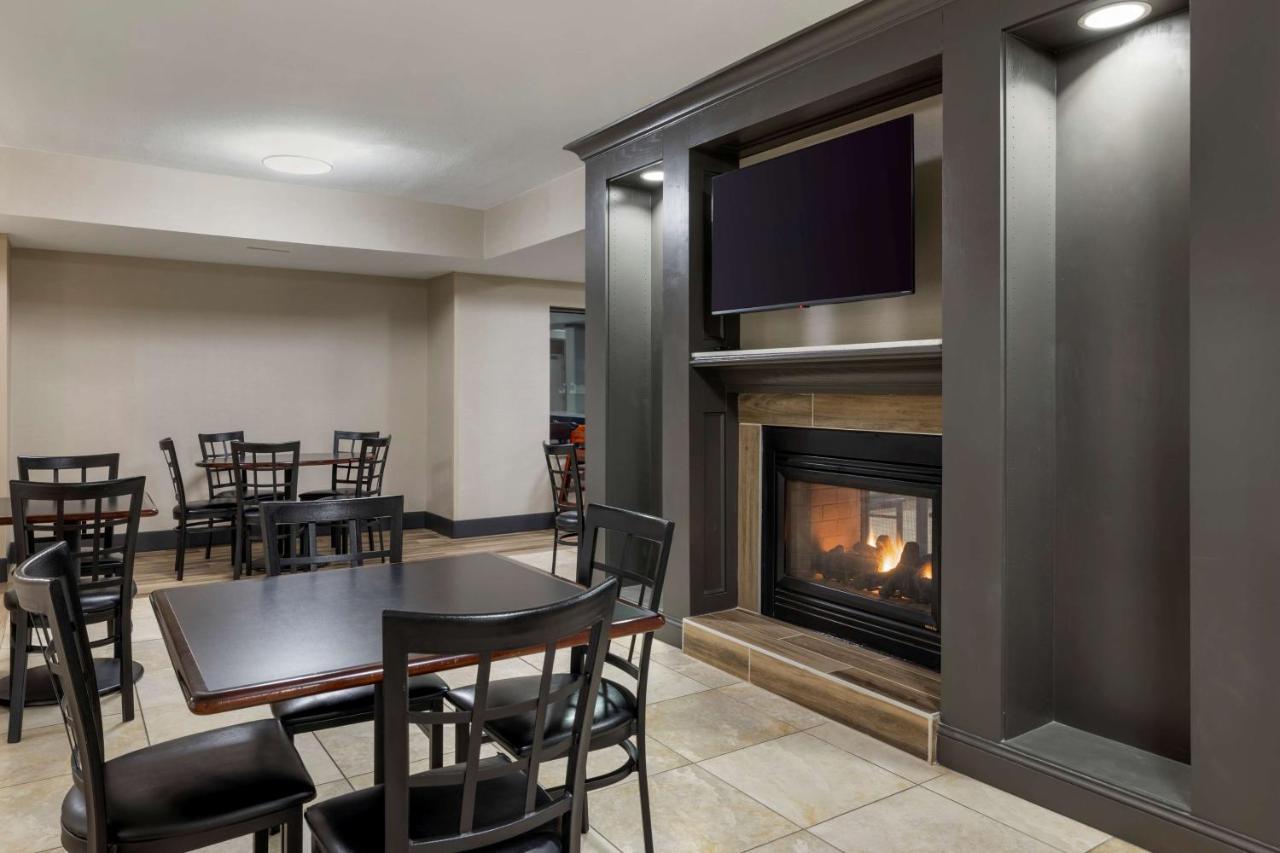 Best Western Watertown Inn & Suites Buitenkant foto