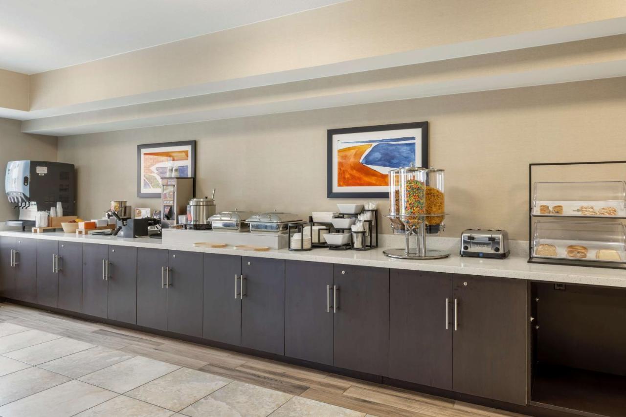 Best Western Watertown Inn & Suites Buitenkant foto