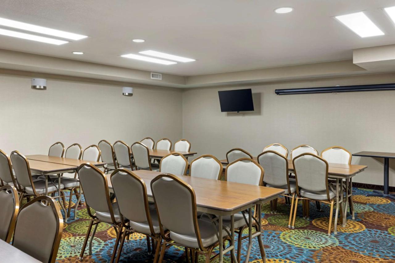 Best Western Watertown Inn & Suites Buitenkant foto