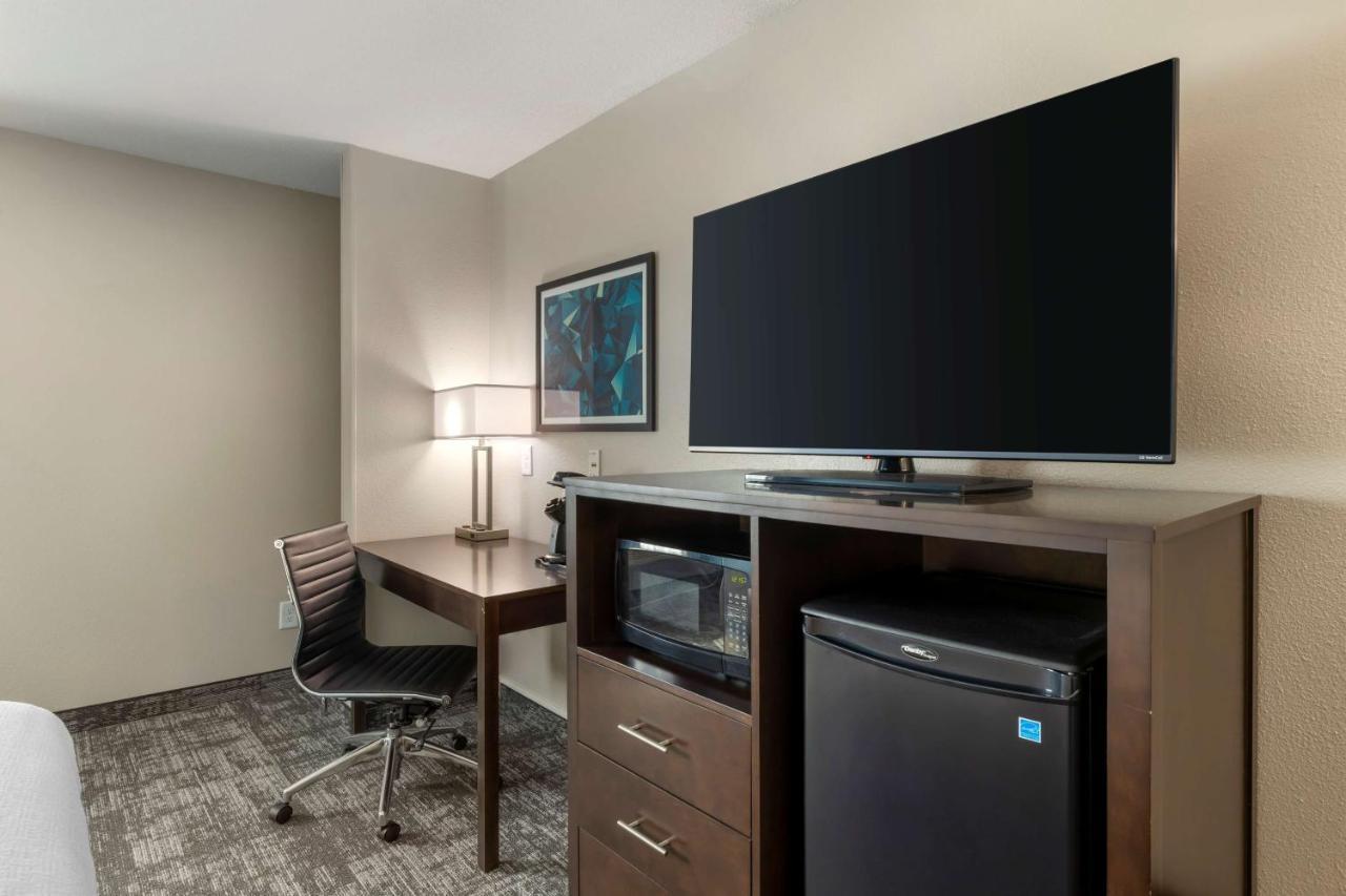 Best Western Watertown Inn & Suites Buitenkant foto