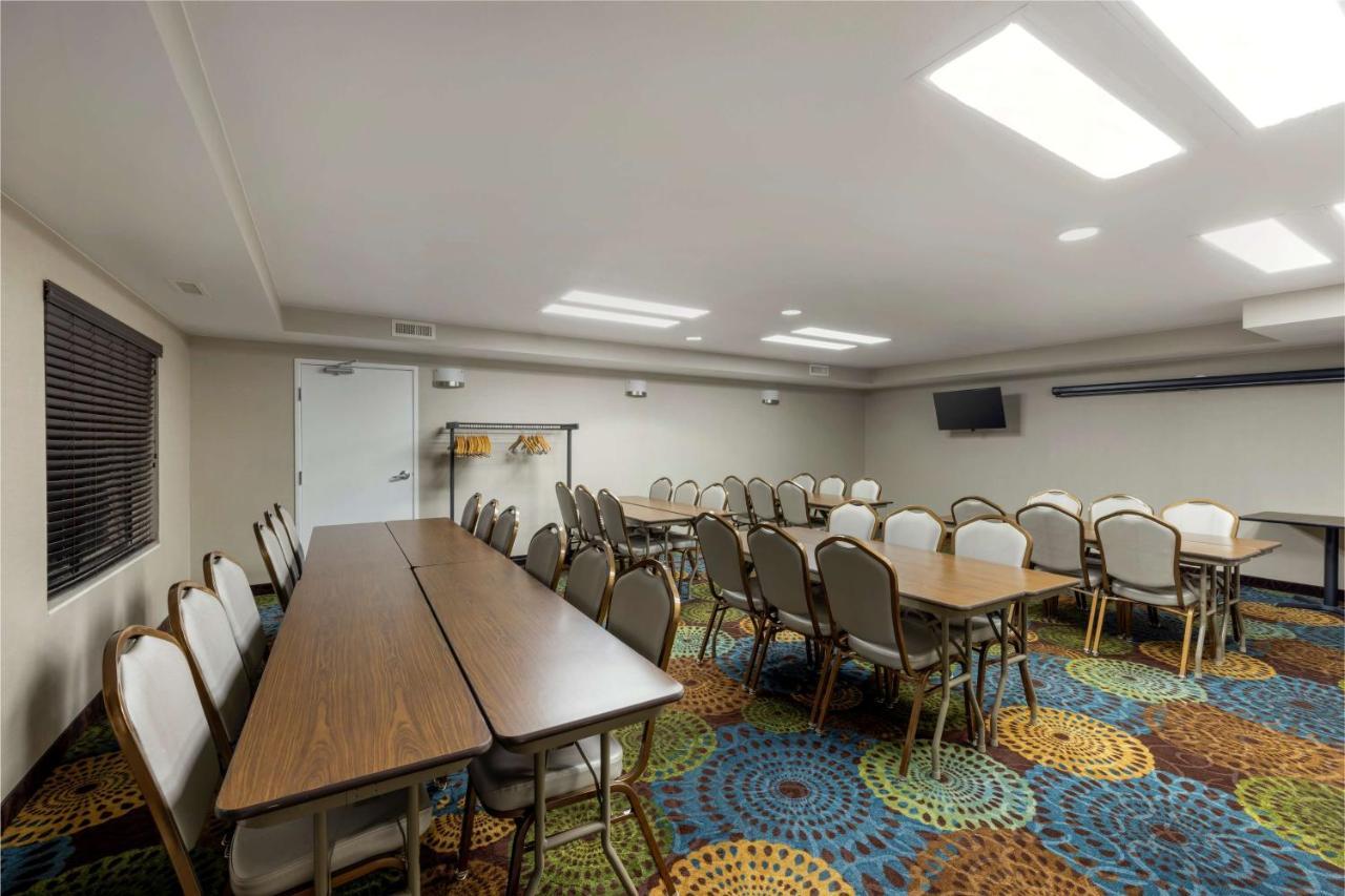 Best Western Watertown Inn & Suites Buitenkant foto