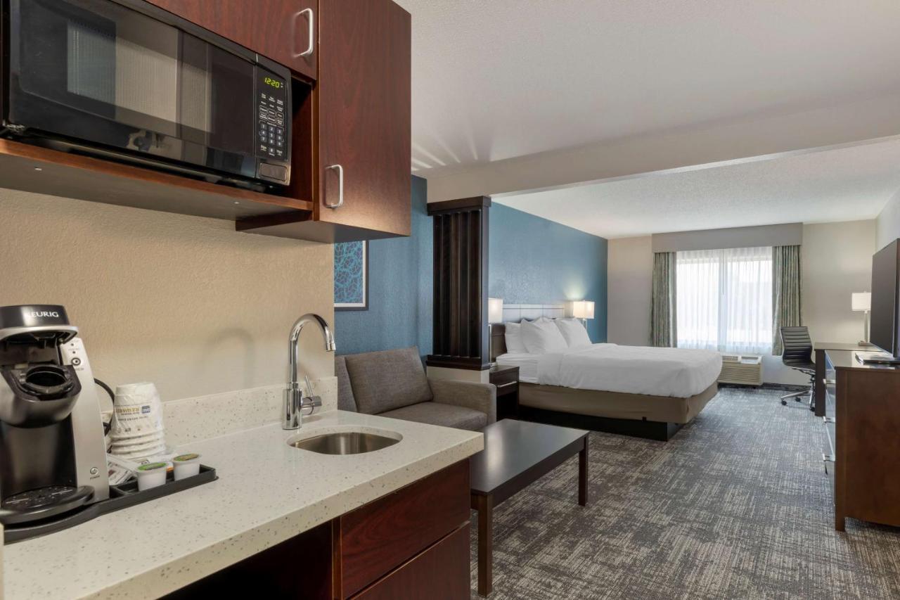 Best Western Watertown Inn & Suites Buitenkant foto